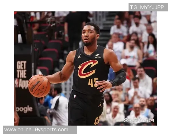 米切尔半场表现抢眼13投6中并罚球8中7砍下21分7篮板3助攻2抢断